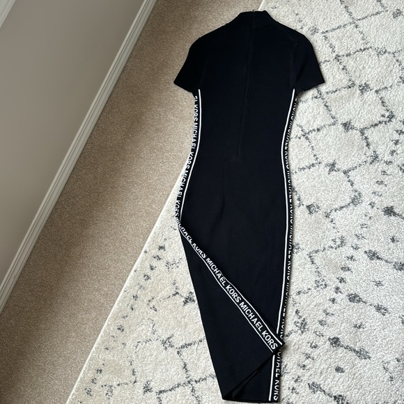 MICHAEL KORS black and white size small knitted mid-calf, short sleeve dress. - Picture 4 of 4